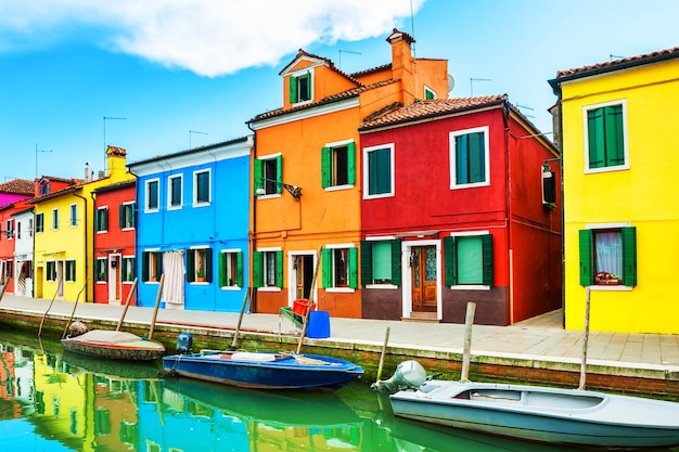 Canal pittoresque avec des maisons colorées sur l'île de Burano près de Venise, Italie