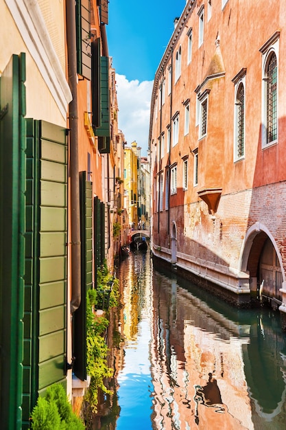 Canal pittoresque avec de vieux bâtiments à Venise, Italie.