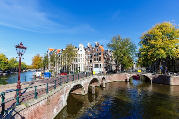 Photo canal et ponts maisons traditionnelles néerlandaises à keizersgracht voyageant à amsterdam pays-bas