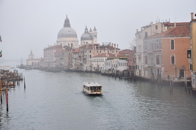 Canal principal de Venise avec brouillard