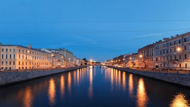 Canal de la rivière à Saint-Pétersbourg au crépuscule, nuit blanche