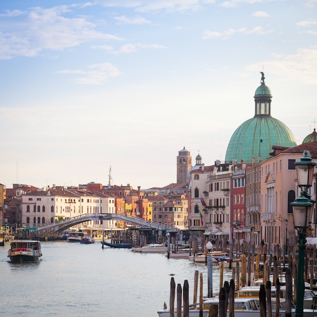 Canal traditionnel à Venise depuis l'un des plus beaux points de vue