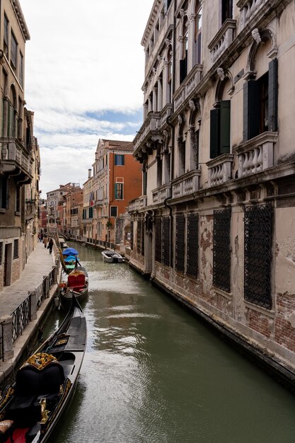 Canal de Venise entre façades colorées et gondoles