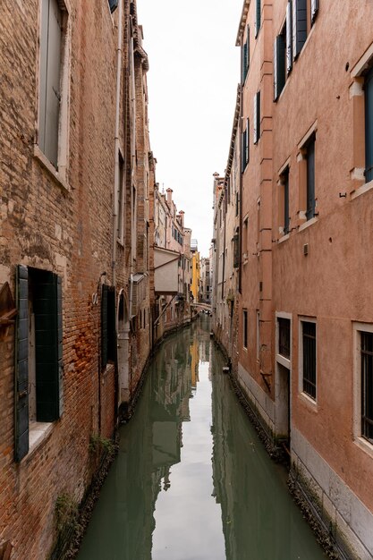 Photo canal de venise entre façades colorées et gondoles