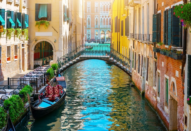 Canal à Venise entre les vieilles maisons