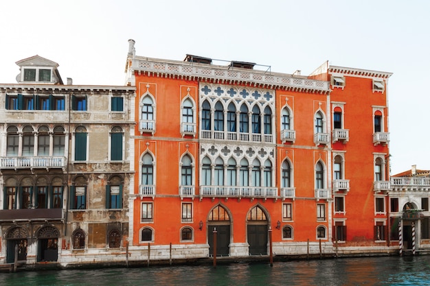 Canal à Venise, Italie avec de belles maisons