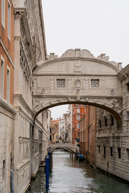 Photo canal de venise avec le pont des soupirs