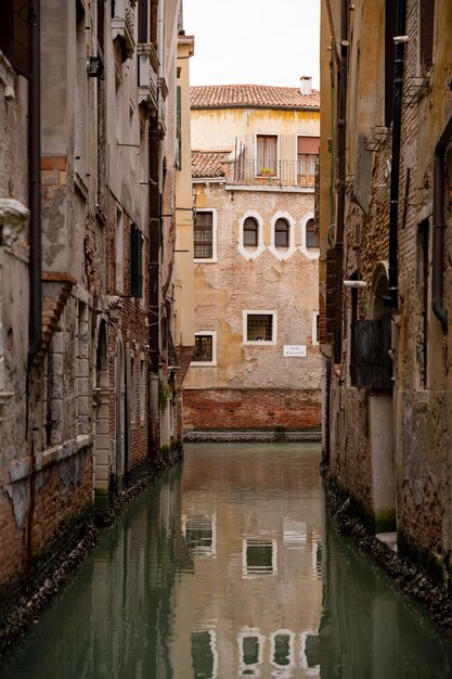 Photo canal de venise sans personnes ni gondoles