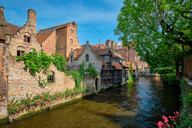 Canal avec de vieilles maisons à Bruge, Beligum