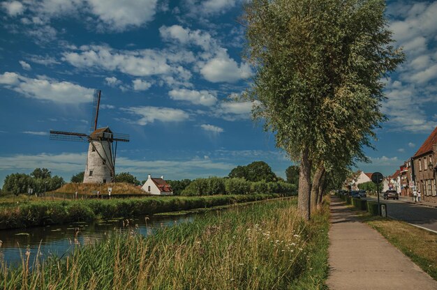 Photo canal avec vieux moulin à vent et passerelle près de damme, un charmant village de campagne en belgique