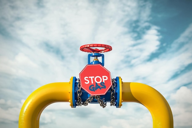 Canalisations industrielles et vannes à roues rouges avec chaîne et panneau rouge Stop Gas