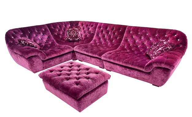 Canapé d'angle fuchsia de luxe rembourré incrusté de strass Coin serti d'oreillers et banquet isolé sur fond blanc