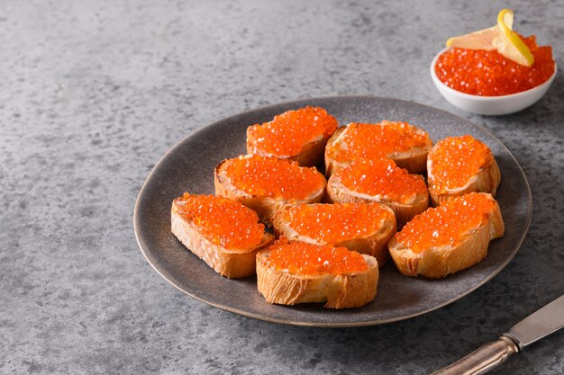 Canape au caviar rouge pour la fête. Fermer.