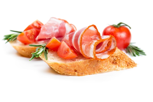 Canape au jambon et tomate isolé sur fond blanc