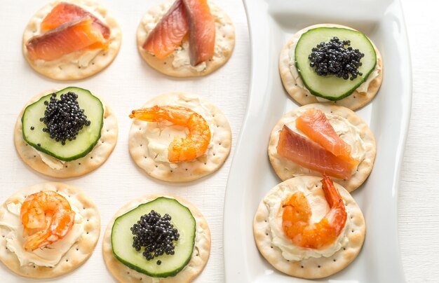 Canape aux fruits de mer sur la plaque