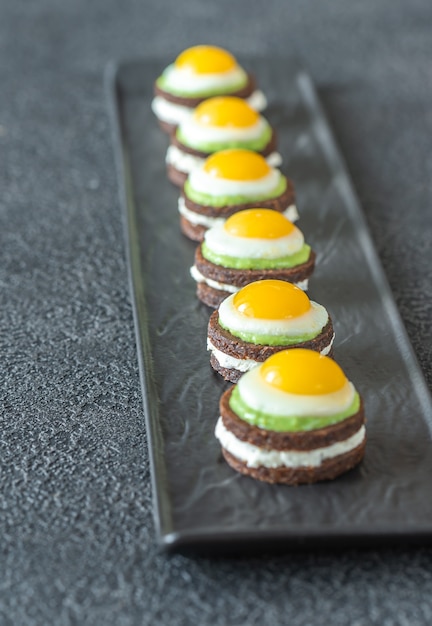 Canape aux œufs de caille frits