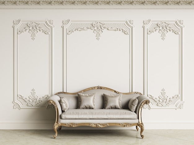 Canapé baroque classique dans un intérieur classique. Murs avec moulures et corniche décorée. Sol en marbre. Rendu 3D