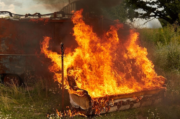 un canapé brûlant de feu sur l'herbe verte