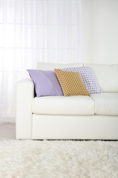 Canapé en cuir blanc dans la chambre