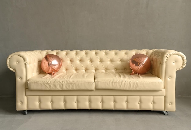 Canapé en cuir blanc dans un studio sombre moderne et confortable