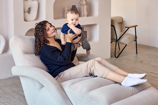 Canapé dans le salon avec une femme qui tient un enfant