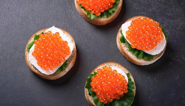 Un canapé avec du saumon, du caviar rouge, un sandwich pour le déjeuner, une nourriture délicieuse.