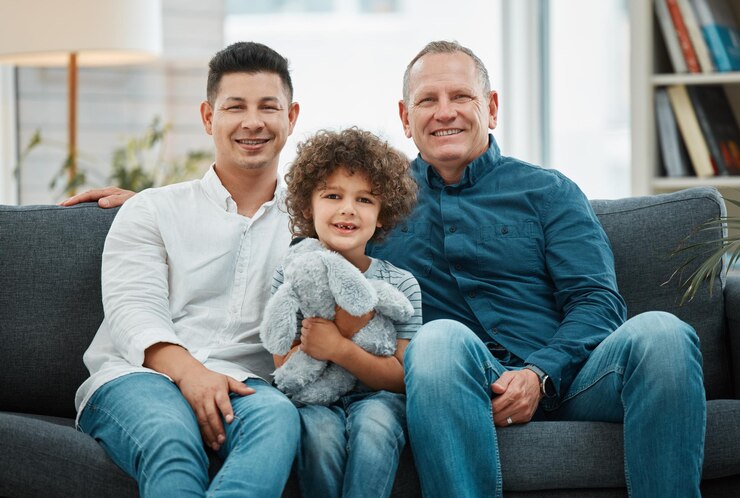 Photo canapé grand-père et père avec enfant en connexion de portrait et générations avec sourire à la maison grand-parent papa et garçon avec animal en peluche pour lier l'enfance et se détendre sur le canapé dans le salon