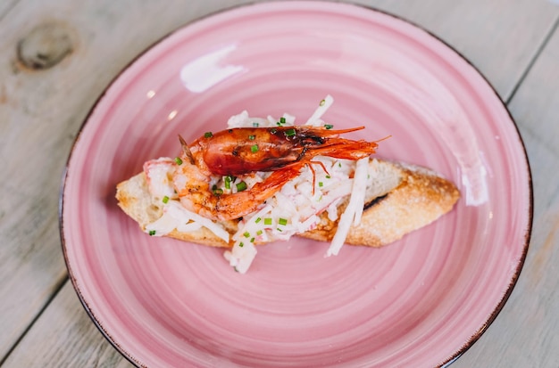 Canapé de pain au crabe et légumes