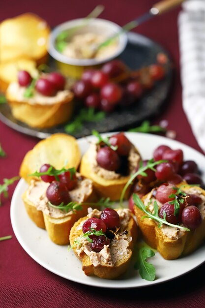 Canape avec pâté et raisins.