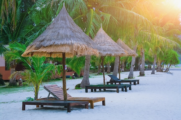 canapé sur la plage de lipe Satun en Thaïlande