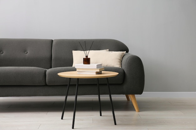 Un canapé et une table confortables près du mur gris de la chambre