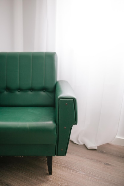 Un canapé vert à la maison.