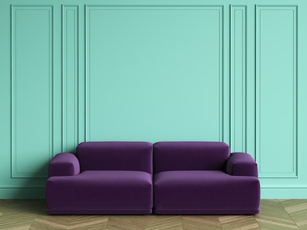 Canapé violet dans un intérieur classique avec espace copie. Murs de couleur turquoise avec moulures. Parquet au sol à chevrons. Rendu 3D