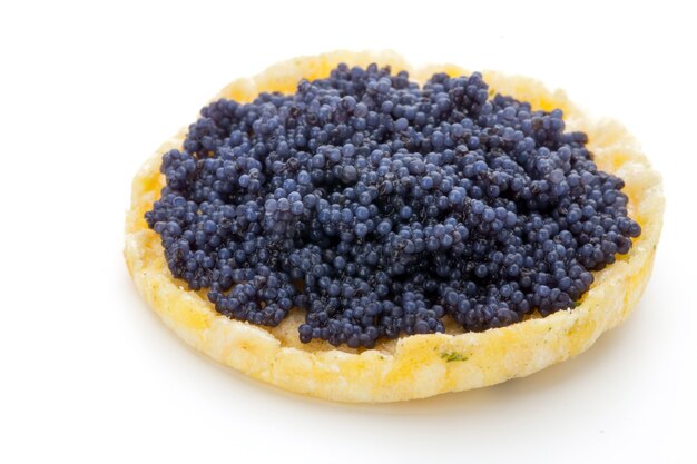 Canapés au caviar d'esturgeon noir sur fond blanc isolé.