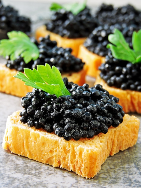 Canapés au caviar noir.