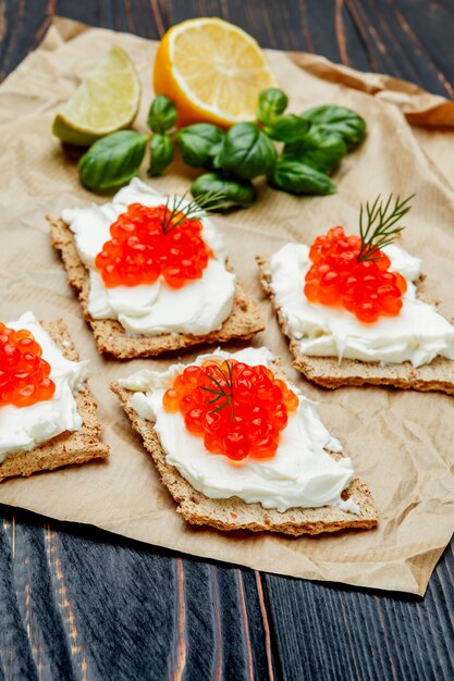 Canapés au caviar rouge