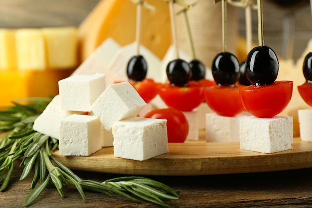 Canapés au fromage au romarin sur table close up