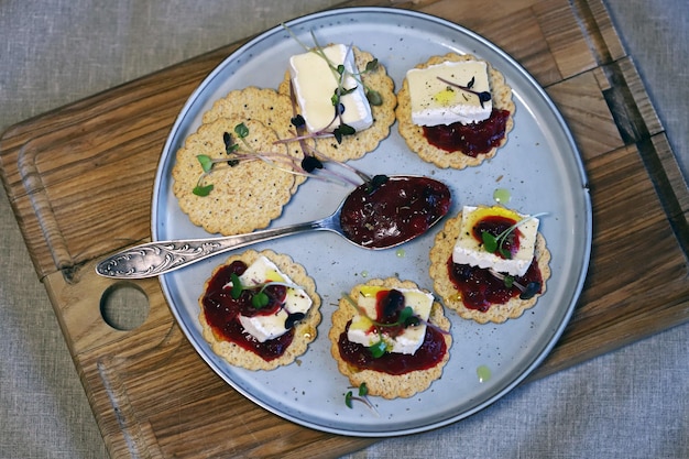 Canapés au fromage brie et confiture de petits fruits Collation saine à la française