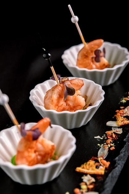 Canapés aux crevettes tigrées sur une brochette