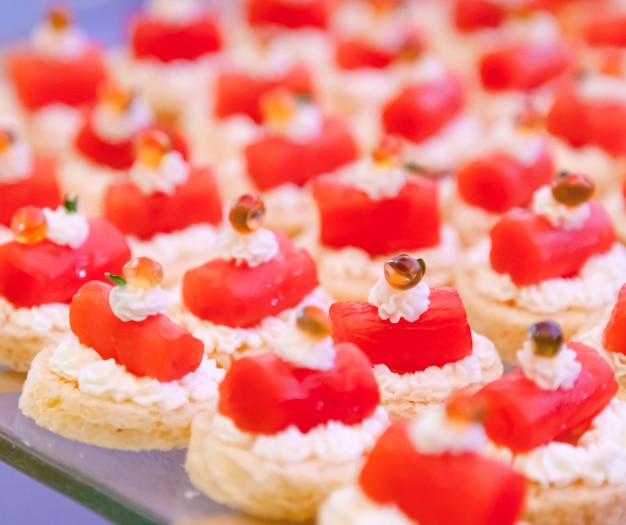 Canapés de fête servant sur la table