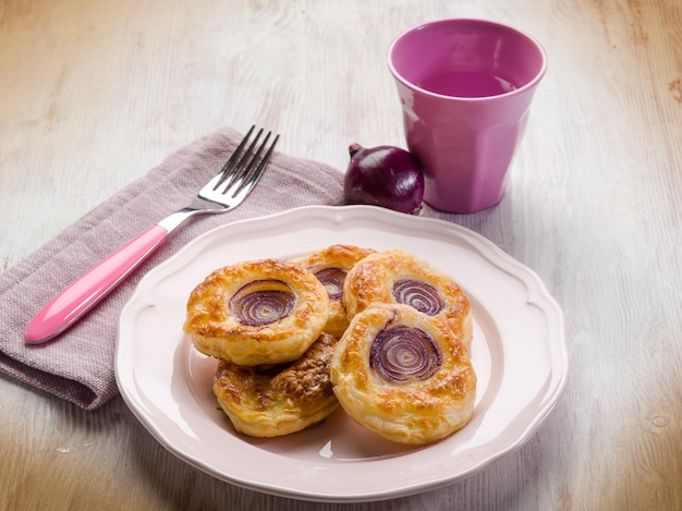 Canapés à l'oignon rouge