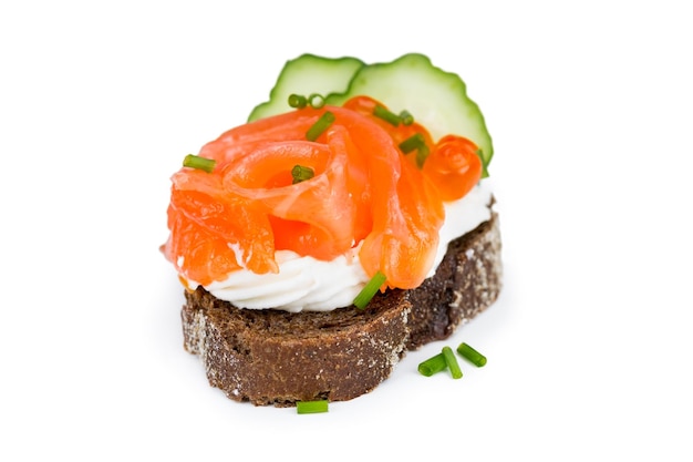 Canapés avec oignon saumon et concombre isolé sur fond blanc