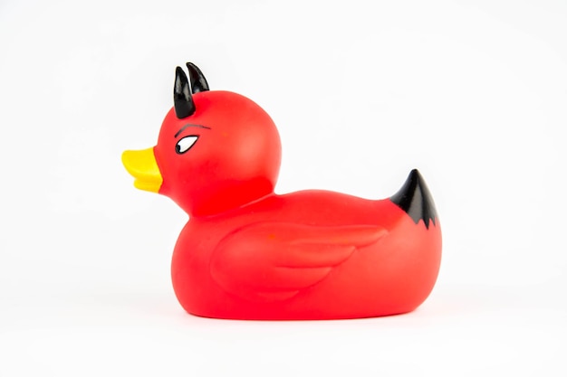 Canard de bain sur fond blanc canard jouet mignon canard en caoutchouc