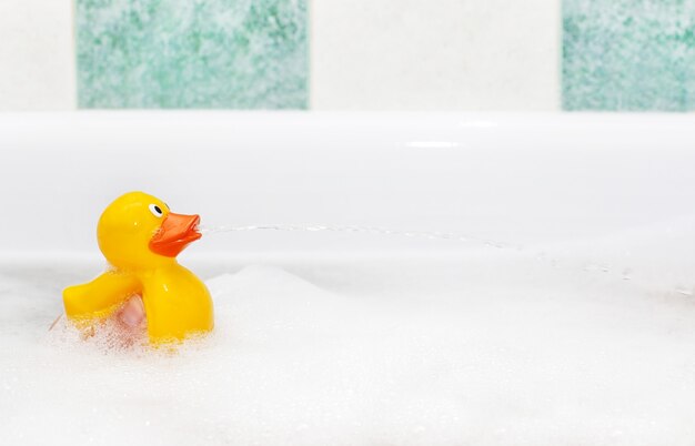 Canard en caoutchouc dans un bain moussant