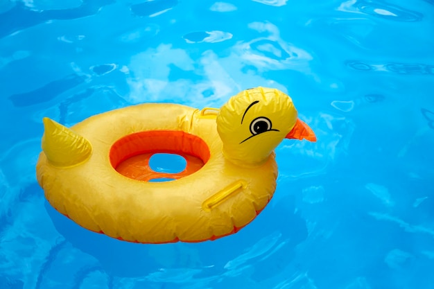 Canard gonflable en plastique dans la piscine