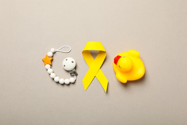 Un canard de jouet jaune avec un ruban jaune et un bracelet