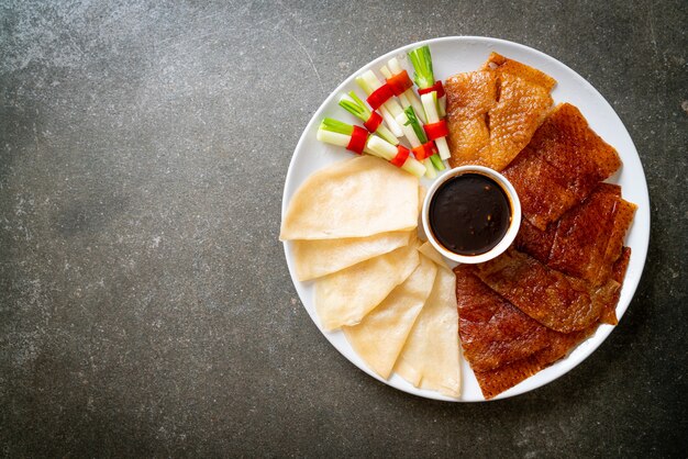 Canard laqué avec sauce et ingrédients