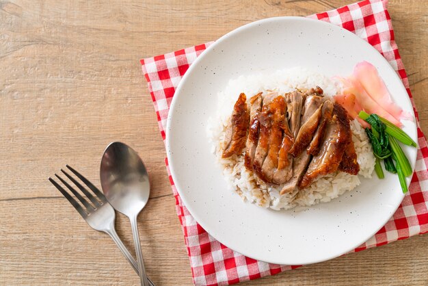 Canard rôti au barbecue sur riz