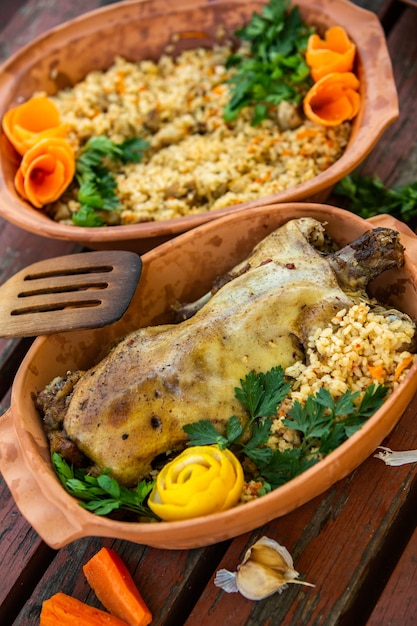 Canard rôti de Noël servi sur une table de fête