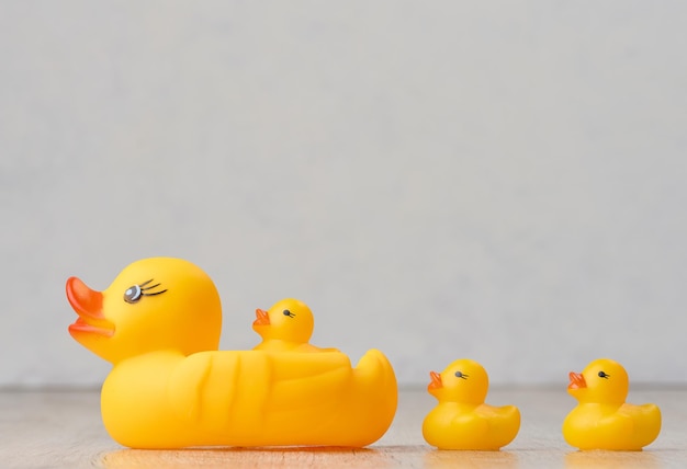 Des canards en caoutchouc jaunes sur un fond blanc, un jouet pour enfants.